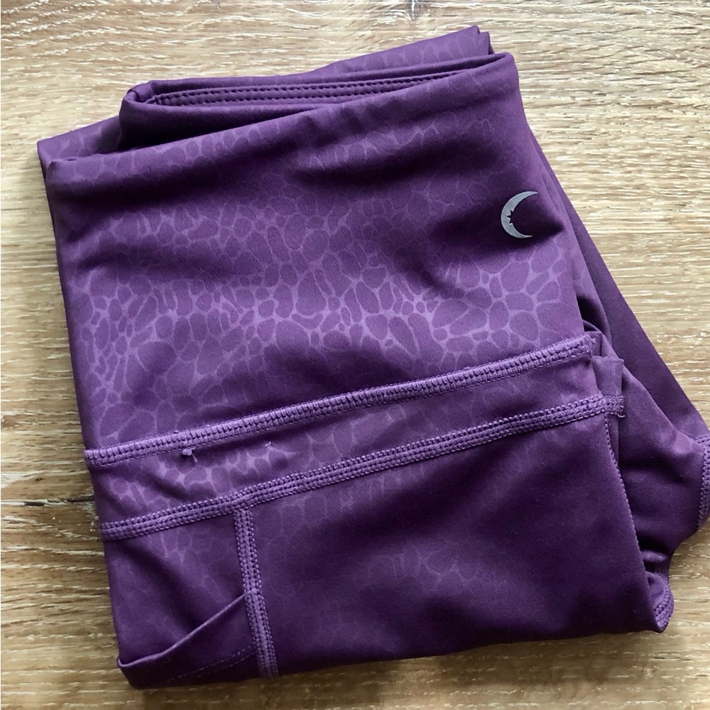 Zyia Active cropped Leggings Plum with Subtle Animal Print - light n tight 4